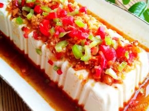 撒上青红椒碎粒即可。