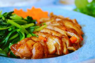 切片，淋上汤汁，~
把菠菜和胡萝卜用热水汆烫一下过冷水后一同摆盘~
就是一道有颜值又特别下饭的菜了~