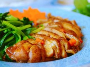 切片，淋上汤汁，~
把菠菜和胡萝卜用热水汆烫一下过冷水后一同摆盘~
就是一道有颜值又特别下饭的菜了~