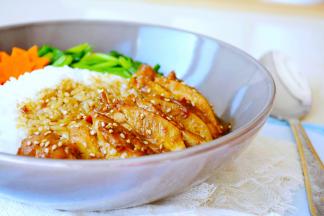 如果像这样，盛一碗饭..
把鸡腿铺在旁边，
淋上汤汁，撒上芝麻，
再用青菜和胡萝卜妆点，
是不是就更有范儿了~

米饭里也有浓郁的汤汁，
来一口，满嘴的肉香~

（如果是放到便当盒，建议还是要分开摆放，否者米饭长期在肉汤中浸泡，口感会没有嚼劲~）