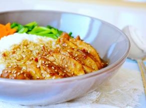 如果像这样，盛一碗饭..
把鸡腿铺在旁边，
淋上汤汁，撒上芝麻，
再用青菜和胡萝卜妆点，
是不是就更有范儿了~

米饭里也有浓郁的汤汁，
来一口，满嘴的肉香~

（如果是放到便当盒，建议还是要分开摆放，否者米饭长期在肉汤中浸泡，口感会没有嚼劲~）