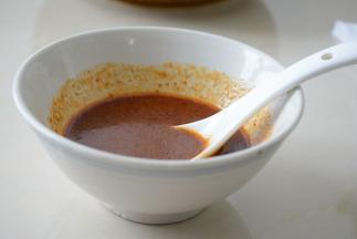 中途把沙茶酱，生抽，老抽放到碗中调匀~