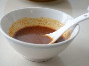 中途把沙茶酱，生抽，老抽放到碗中调匀~