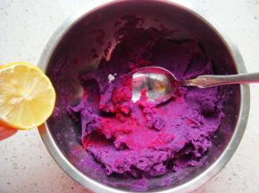 紫薯切块入蒸锅隔水蒸熟，去皮后，滴入数滴柠檬汁，（紫薯遇酸后会出现粉紫色，更漂亮。如喜甜可趁热加入适量白糖）