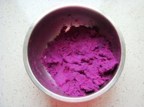 用小勺子背压成泥，搅拌均匀。