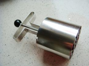 煤球模具底部抹上少许食用油防粘。（如果没有这个模具也可以用月饼模具或者饼干模具代替）