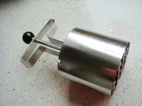 煤球模具底部抹上少许食用油防粘。（如果没有这个模具也可以用月饼模具或者饼干模具代替）