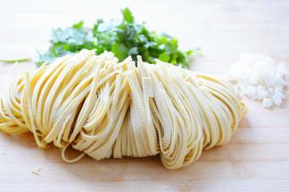 豆腐皮切丝，香菜切段，蒜切碎~