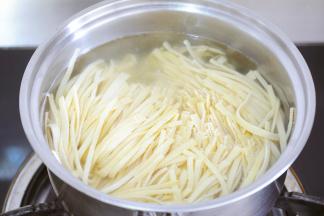 锅中添水烧开后放入豆皮汆烫~
豆皮汆烫不仅柔软口感好，也可以去掉豆腥味~