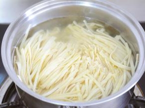 锅中添水烧开后放入豆皮汆烫~
豆皮汆烫不仅柔软口感好，也可以去掉豆腥味~