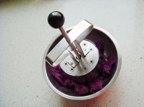 按在紫薯泥上。