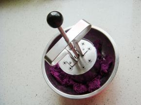 按在紫薯泥上。