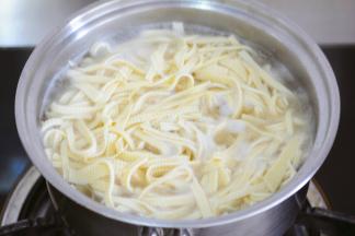 烧开后关火，捞出豆皮~
天热可以过冷水降温后凉拌，
天冷也可以直接捞出后攥干水分热拌~、