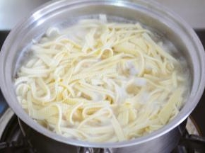 烧开后关火，捞出豆皮~
天热可以过冷水降温后凉拌，
天冷也可以直接捞出后攥干水分热拌~、