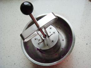 按着两端把手向下压，把模具填满。