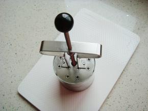 周边擦去多余紫薯泥。