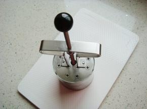 周边擦去多余紫薯泥。