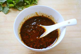 调料中在加入沙茶酱和生抽（或豉油），盐米醋等调匀备用~
生抽（或豉油）不等同于酱油，更不要用老抽~
沙茶酱没有可以不放，替换成糖即可~
老干妈，芝麻酱放入一些也可以,一样很好吃~