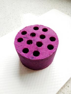 提起模具，直接在盘子上脱模。