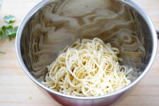 豆皮攥干水分，放入合适大小的器皿中~