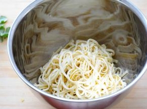 豆皮攥干水分，放入合适大小的器皿中~