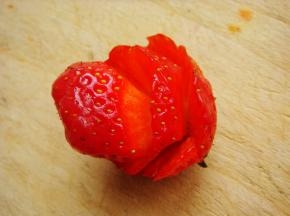 草莓错落着从下向上转圈切薄片，就成了草莓花儿。