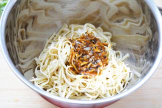 倒入调味酱汁拌匀~
如果掌握不好酱汁的口味，
可以先倒入一部分~
品尝一下口味在跟进情况添加剩余酱料，
以及是否在增加某种调味料的剂量~
如果剩余的酱料用不完，可以冷藏密封保存~
很多凉拌菜可以通用酱料~