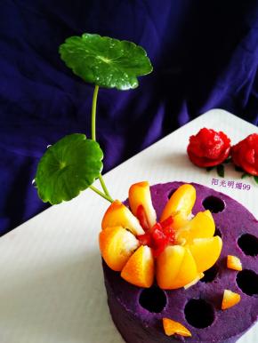 金桔切“米”字花刀，放少许草莓碎粒做花心，铜钱草做点缀即可。