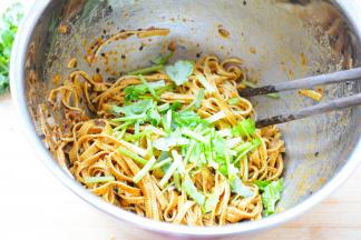 在放入香菜，略微在拌匀即可~
不要酱汁和香菜一同放入，
香菜会搅拌的不成样子~