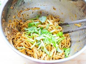 在放入香菜，略微在拌匀即可~
不要酱汁和香菜一同放入，
香菜会搅拌的不成样子~