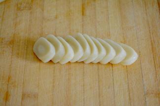 切成0.5厘米的厚片~
建议斜刀切，块会稍大些~