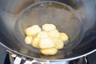 可以把锅子倾斜一下，
一次少炸一点会更省油~