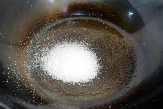 锅子洗净，烧干后放入半汤匙的油~
调成最小火后放入白糖~