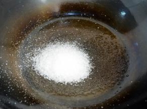 锅子洗净，烧干后放入半汤匙的油~
调成最小火后放入白糖~
