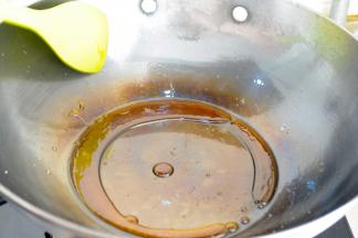 用勺子不停翻炒~
到糖完全融化，成琥珀色~
小火啊，别心急！否者容易炒苦了~