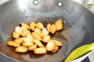 倒入炸好的年糕快速翻炒均匀~
我放的糖比较少，
喜欢吃甜可以增加糖量~