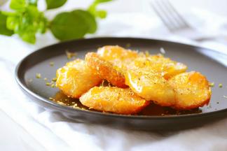 在糖浆没凝固前撒上桂花即可~