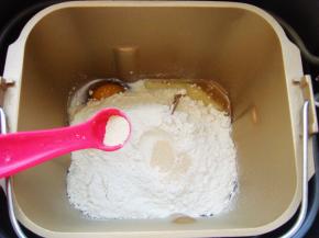 倒入高粉，中间小坑里放入酵母粉。（避免酵母和盐直接接触影响活性）