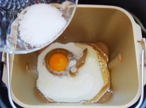 面包机桶里打入一个鸡蛋，倒入牛奶，盐，白糖（按先液体后粉类的顺序放入，牛奶建议先保留10克，视面团状态酌情添加）