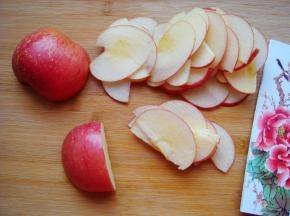 利用发酵的空档来切苹果片：苹果对半切开，去籽切成均匀的薄片。