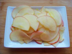 锅里放入适量的白糖，加水煮开，放入苹果片煮片刻至软即可捞出，沥干水份备用。