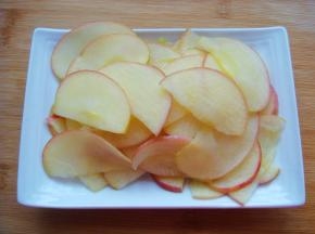 锅里放入适量的白糖，加水煮开，放入苹果片煮片刻至软即可捞出，沥干水份备用。