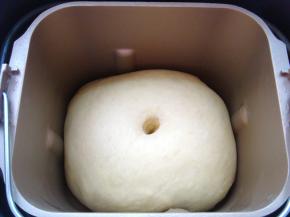 面团发酵至2倍大，手指沾面粉扎洞，不回缩就发酵好了。