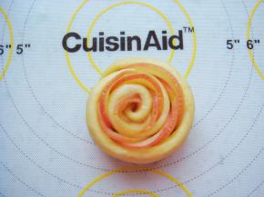 沾好封口处，一朵漂亮的面包花就做好了。