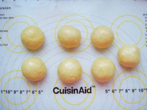 面团放在垫子上排气，平均分成7个小剂子揉成光滑的小圆球。