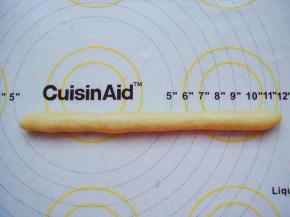 小圆球搓成食指粗细的细长条。