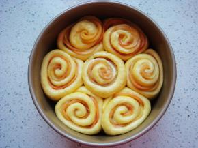 依次做好7朵，摆放在模具中，盖上保鲜膜。再次发酵1.5倍大，均匀的刷上全蛋液（分量外）。