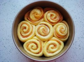 依次做好7朵，摆放在模具中，盖上保鲜膜。再次发酵1.5倍大，均匀的刷上全蛋液（分量外）。