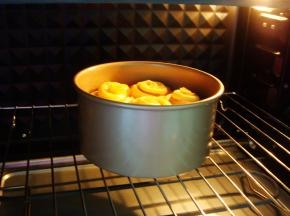 烤箱提前预热好：上170度，下160度，放中下层，烤20分钟。