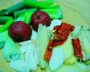 葱辣椒切小段，姜蒜切片。